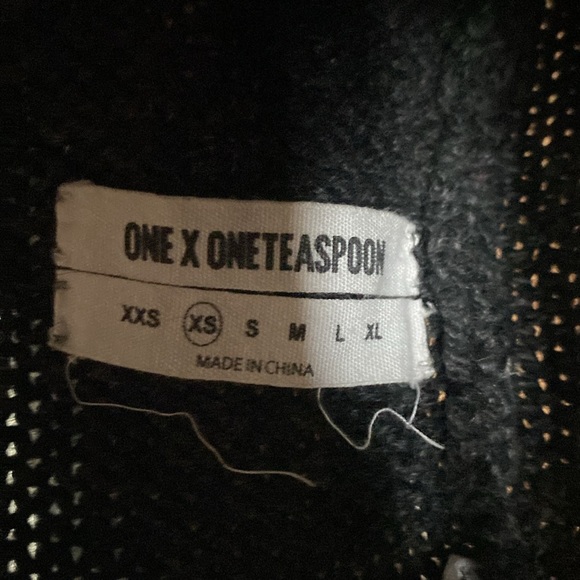 Only worn a few times women’s top. Brand is OneXOneTeaspoon. - Picture 3 of 4